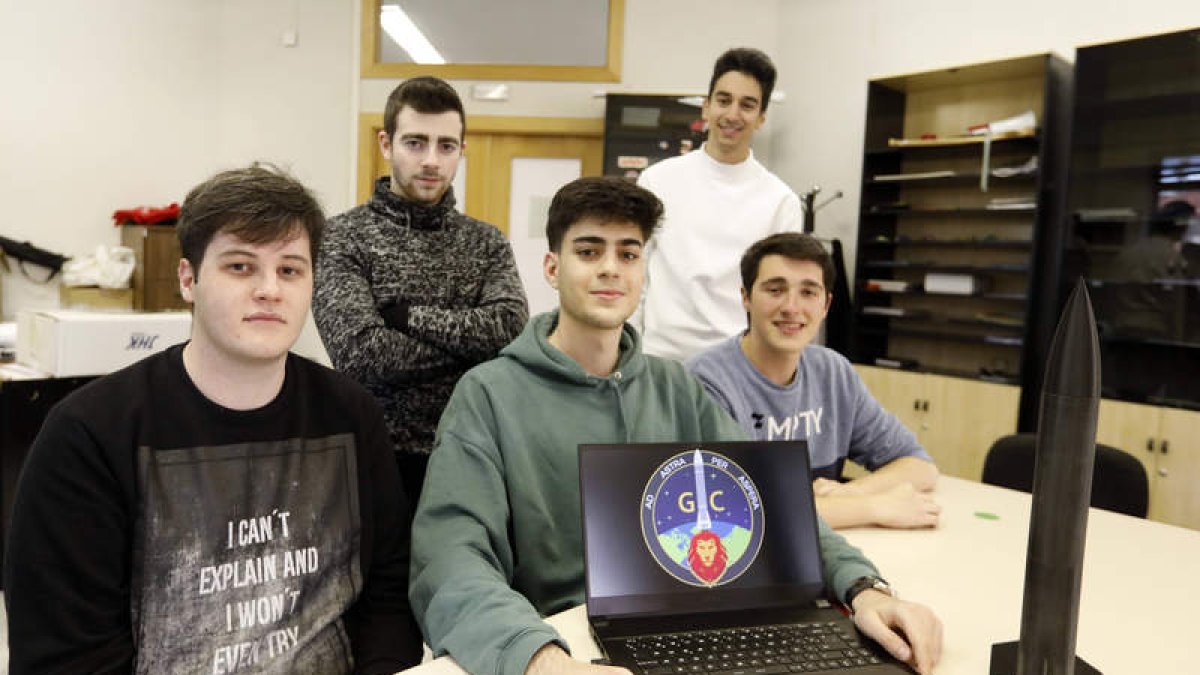 Illan Marcilla, Izan Rodríguez, Pedro de Dueñas, Iker Mezquita y Arturo Quintana, impulsores de la asociación de cohetería. MARCIANO PÉREZ