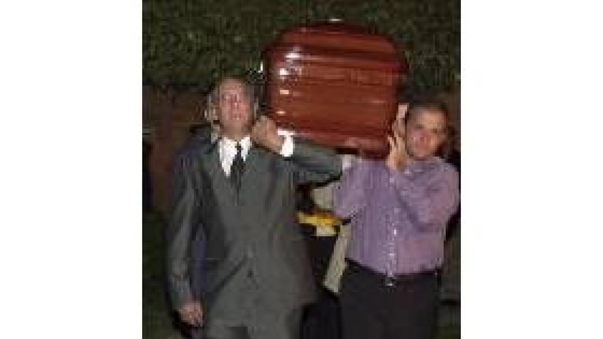 El padre de José Antonio Bernal lleva a hombros el féretro de su hijo