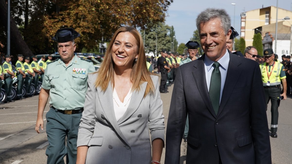 El director general de la Guardia Civil; Leonardo Marcos, visita en La Bañeza la Unidad de Movilidad y Seguridad Vial de la Vuelta Ciclista acompañado de la delegada del Gobierno, Virginia Barcones. CAMPILLO