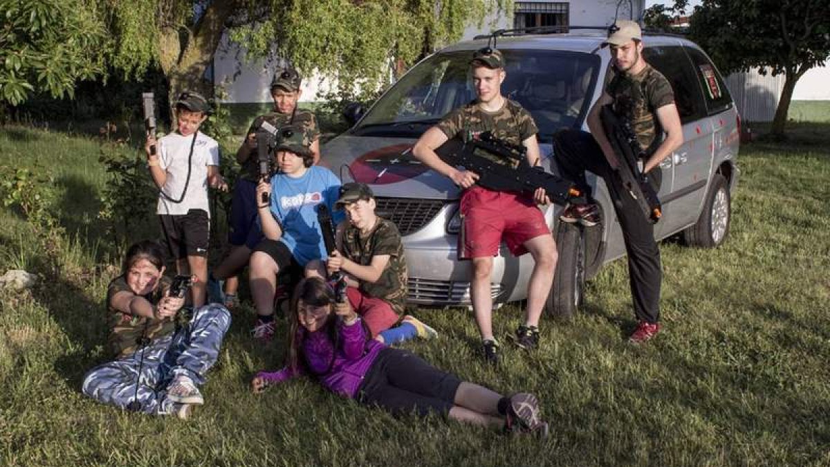 Un grupo de chavales, preparados para el juego en una finca particular; a la derecha, la promotora de Laserlol, Carmen Sánchez Robles.