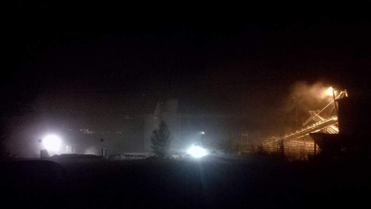Imagen reciente de la explotación funcionando por la noche. DL