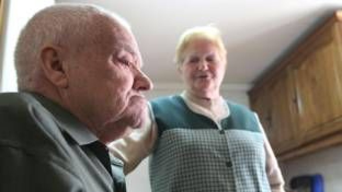 Rogelio y Marcelina, en su domicilio de Villahibiera