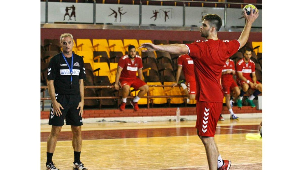El técnico Rafa Guijosa con el brasileño Leo Santos en un entrenamiento. FERNANDO OTERO PERANDONES