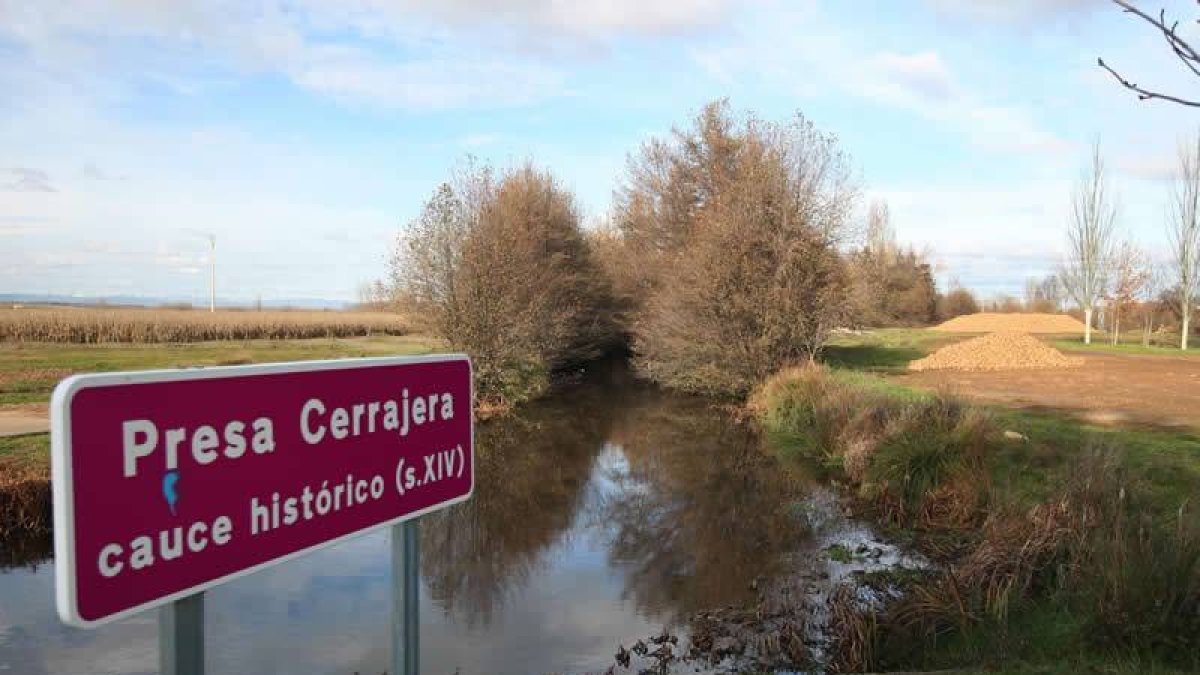 El cauce de la presa cerrajera en Valdefuentes del Páramo. DL