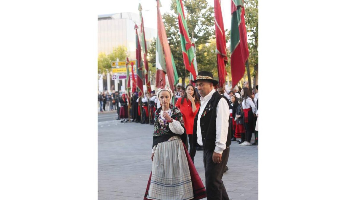 La Asociación de Gaitas Virgen del Camino espera la llegada de la reina. RAMIRO