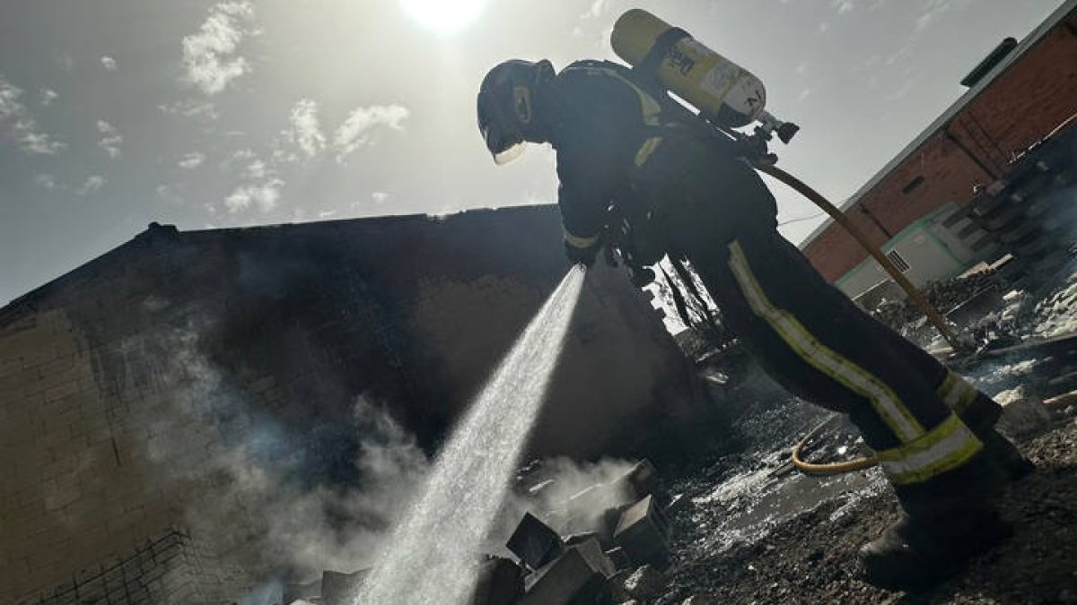 Arde un vehículo en la autopista a la altura de Valverde de la Virgen