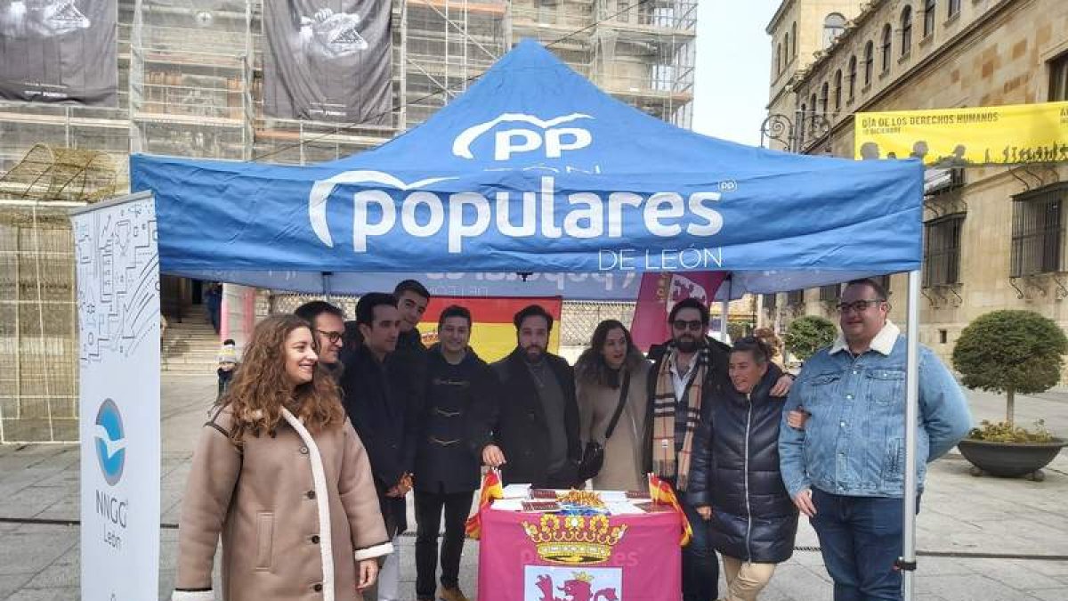 Muñoz, junto a miembros de Nuevas Generaciones, ayer. DL