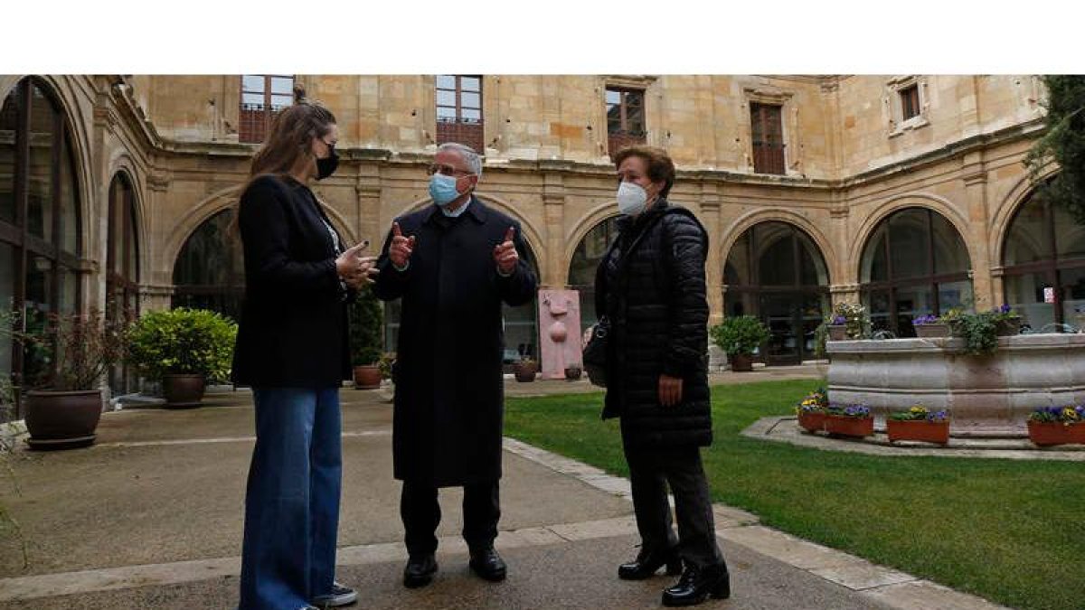 Ester Muñoz, Francisco Rodríguez Llamazarez y Amelia Biaín, ayer en San Isidoro. FERNANDO OTERO