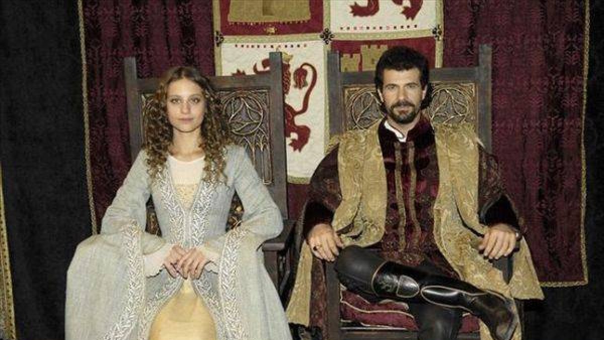 Michelle Jenner y Rodolfo Sancho, en 'Isabel'.