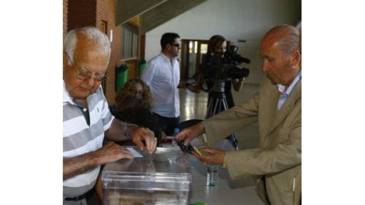Isidoro Martínez, el que fuese segundo técnico del equipo, no faltó a la cita electoral.