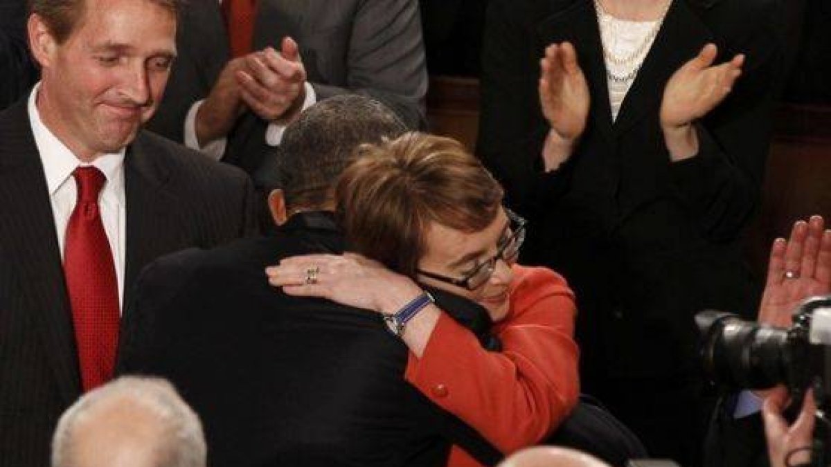 Barack Obama y Gabrielle Giffords se funden en un sentido abrazo, antes del discurso del Estado de la Unión.