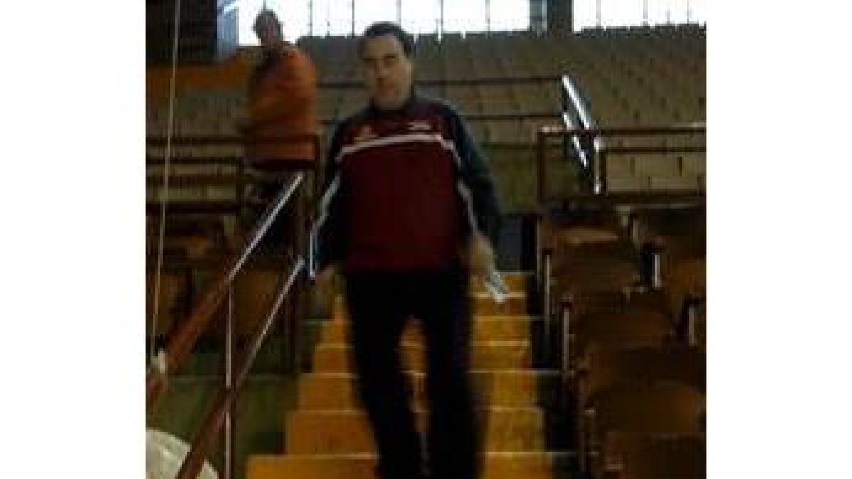 Aranzana descendía ayer los escalones del Palacio de Deportes tras concluir el entrenamiento