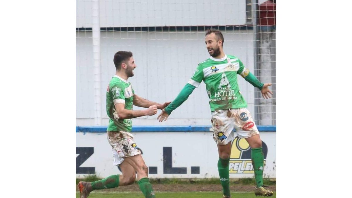 Beceiro (i) y Bandera celebran el gol del capitán que adelantaba de nuevo a los maragatos. L. M. CHAVERRI