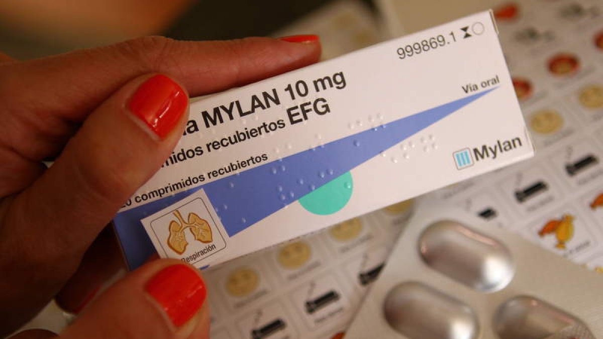 Los pictogramas adhesivos identifican las enfermedades crónicas que predominan en pacientes polimedicados y las horas de las tomas.
