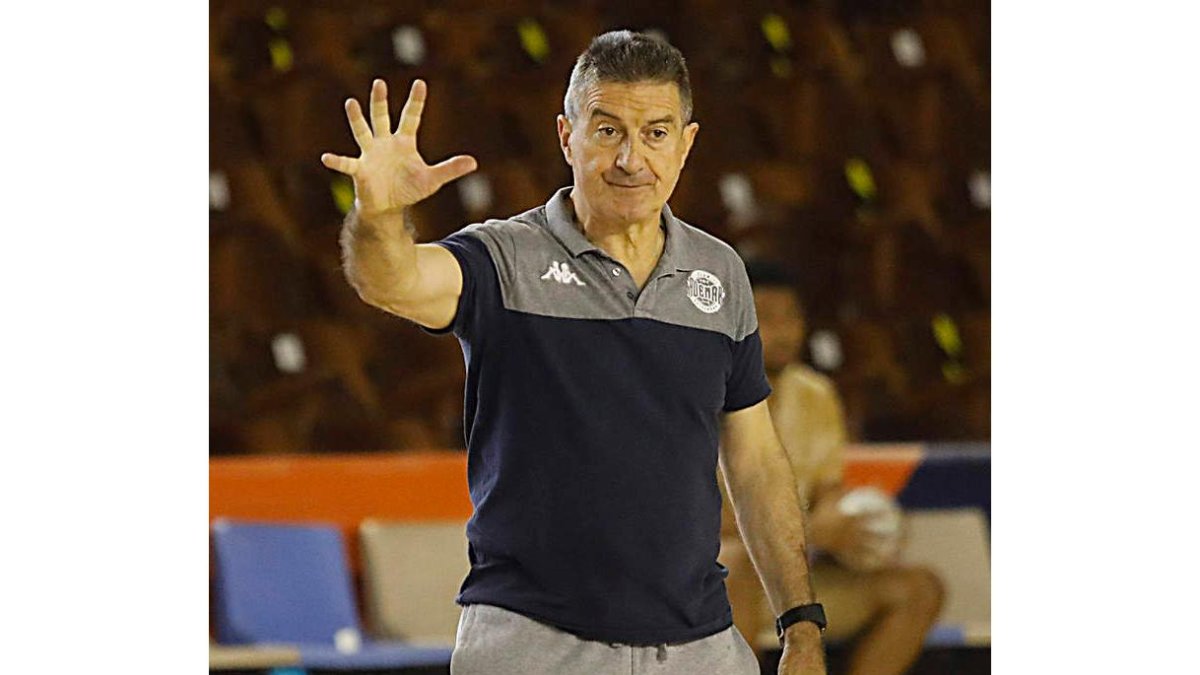 Manolo Cadenas, en un entrenamiento con el Ademar. MARCIANO PÉREZ