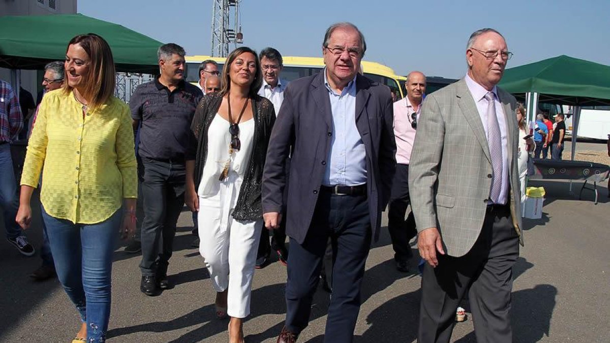 El presidente de la Junta, Juan Vicente Herrera, la consejera de Agricultura y Ganadería, Milagros Marcos; la delegada del Gobierno en Castilla y León, Virginia Barcones y el presidente de la Junta de Gobierno de la Comunidad de Regantes, Ángel González