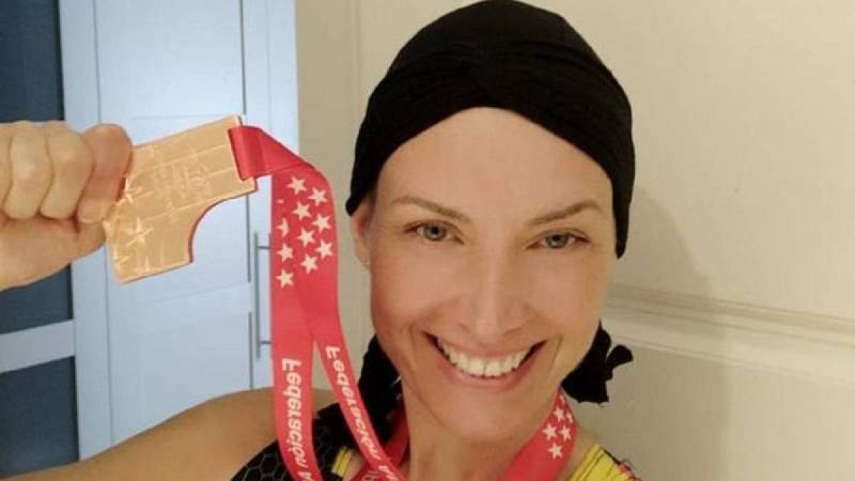 Beatriz Morillo muestra con alegría la medalla de bronce conseguida en 3.000 metros. EFE