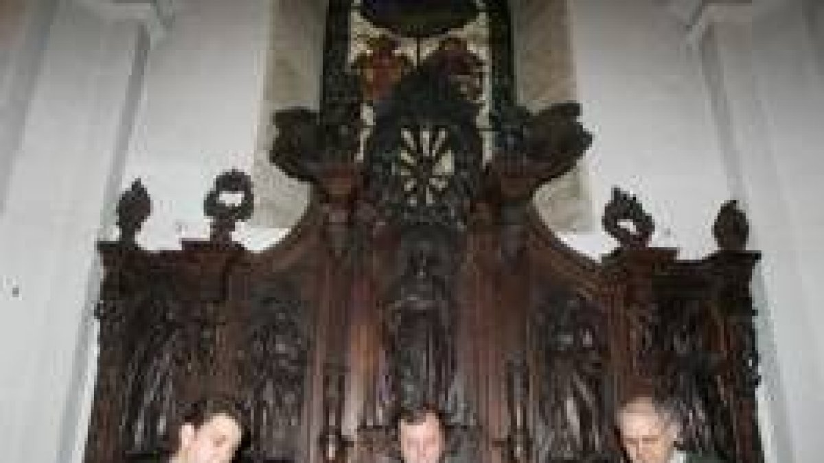 Silván (centro) firma el convenio entre Junta, Ayuntamiento y Obispado