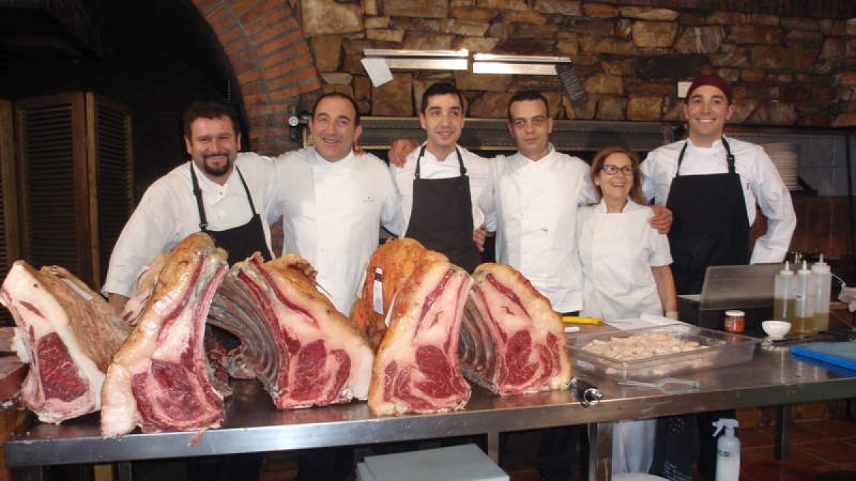 José Gordón —segundo por la izquierda— junto a su equipo de cocina, ayer, en El Capricho.