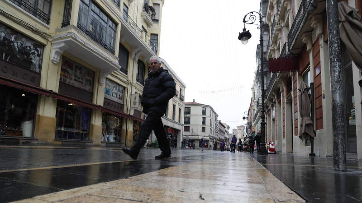 El baldeo de calles es una de las peticiones del sector. RAMIRO