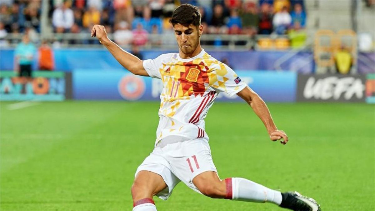 El español Marco Asensio en acción durante un partido del Grupo B por el Campeonato de Europa Sub-21.