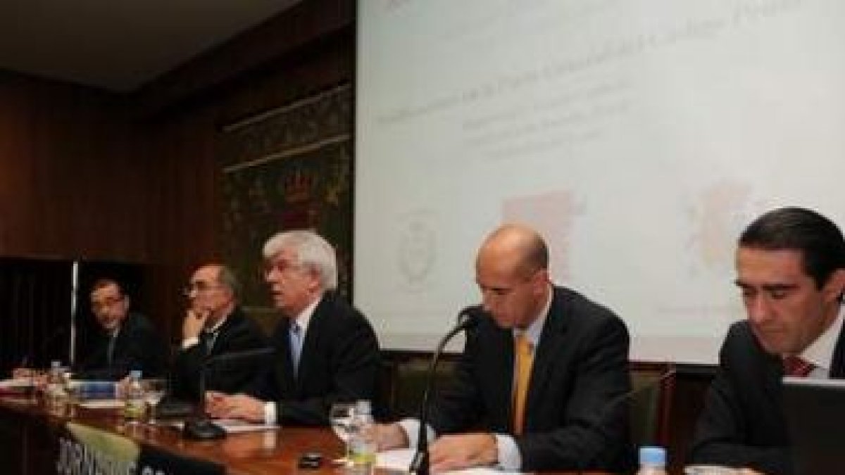 Díaz y García Conlledo, Quintana, Hermida, Díez y Suárez-Quiñones, en la presentación.