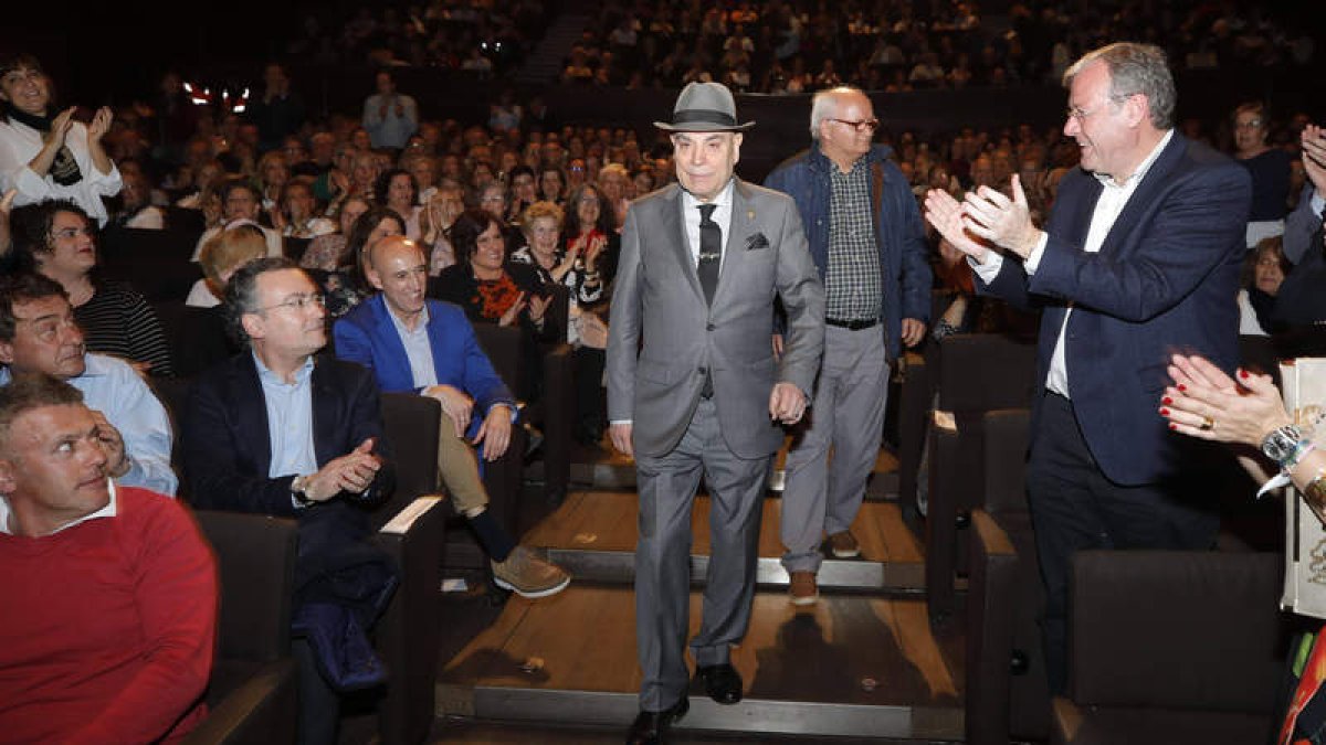 Manolo Quijano hizo una entrada triunfal en el abarrotado Auditorio de León. Todos los asistentes, entre ellos el alcalde, le tributaron un enorme aplauso. RAMIRO