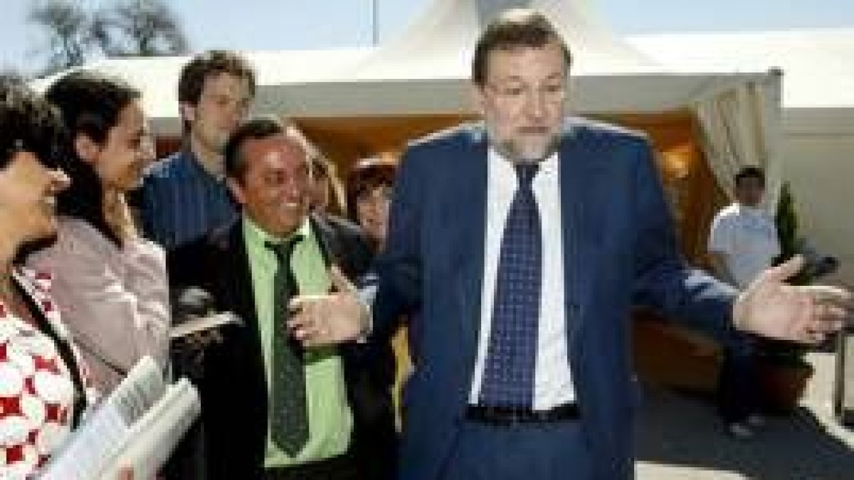 Rajoy habló con los periodistas tras su entrevista con el Rey en La Moncloa