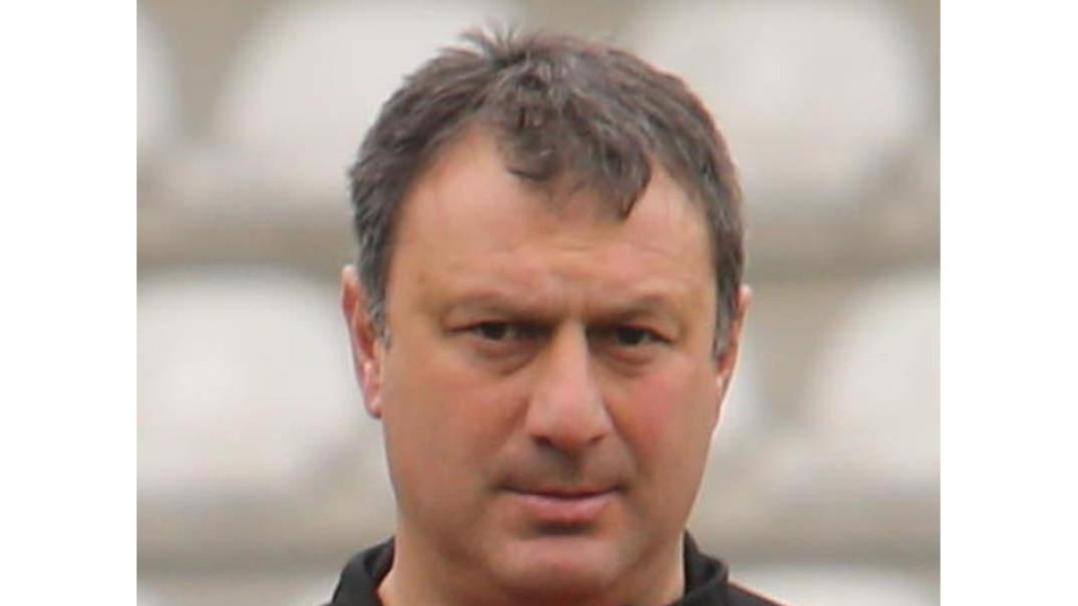 El entrenador de la Ponferradina, José Manuel Díaz, primero por la izquierda, se echa las manos a la cabeza con el resto del banquillo siguiendo el juego del campo.