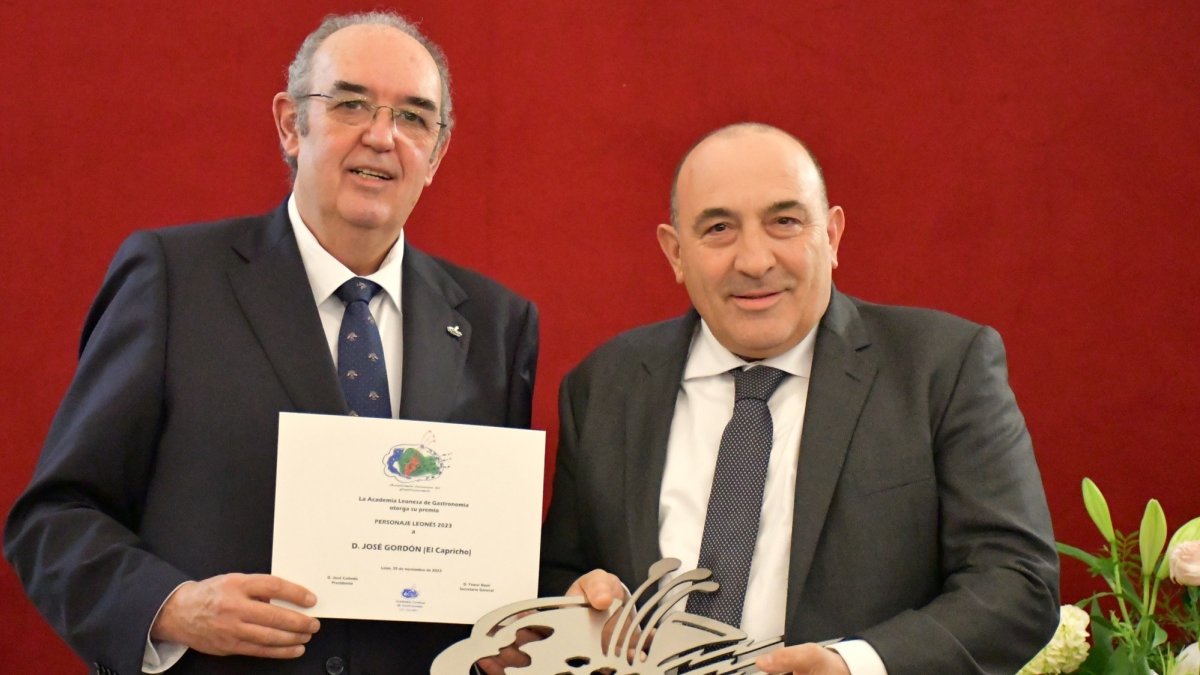 José Gordon posa con el premio. DL