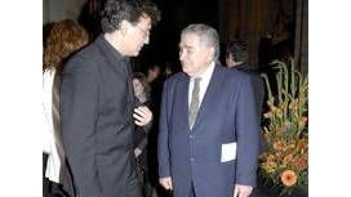 Sánchez Verdú charlando con Gamoneda antes del concierto