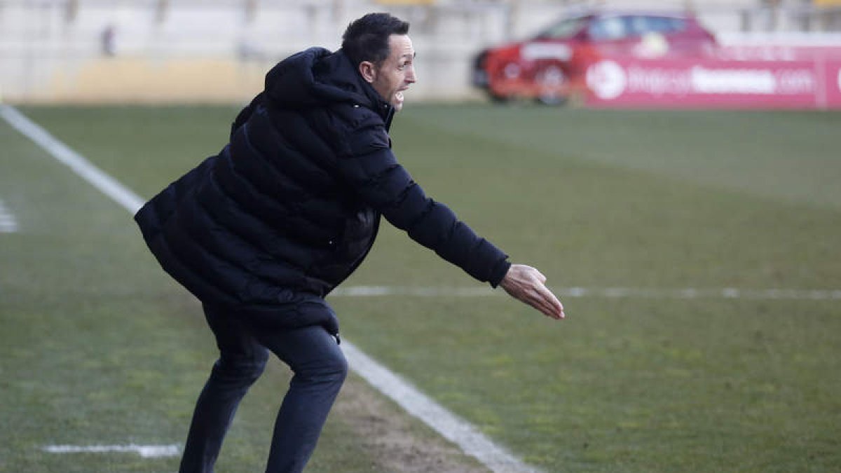 José Manuel Aira dando instrucciones a los jugadores culturalistas durante el último partido celebrado en León. FERNANDO OTERO
