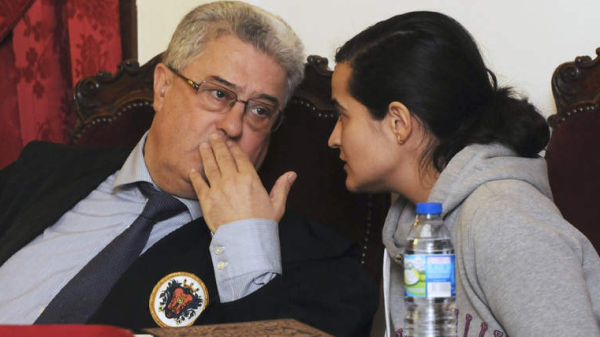 José Ramón García conversa con Triana. J. CASARES / EFE pOOL
