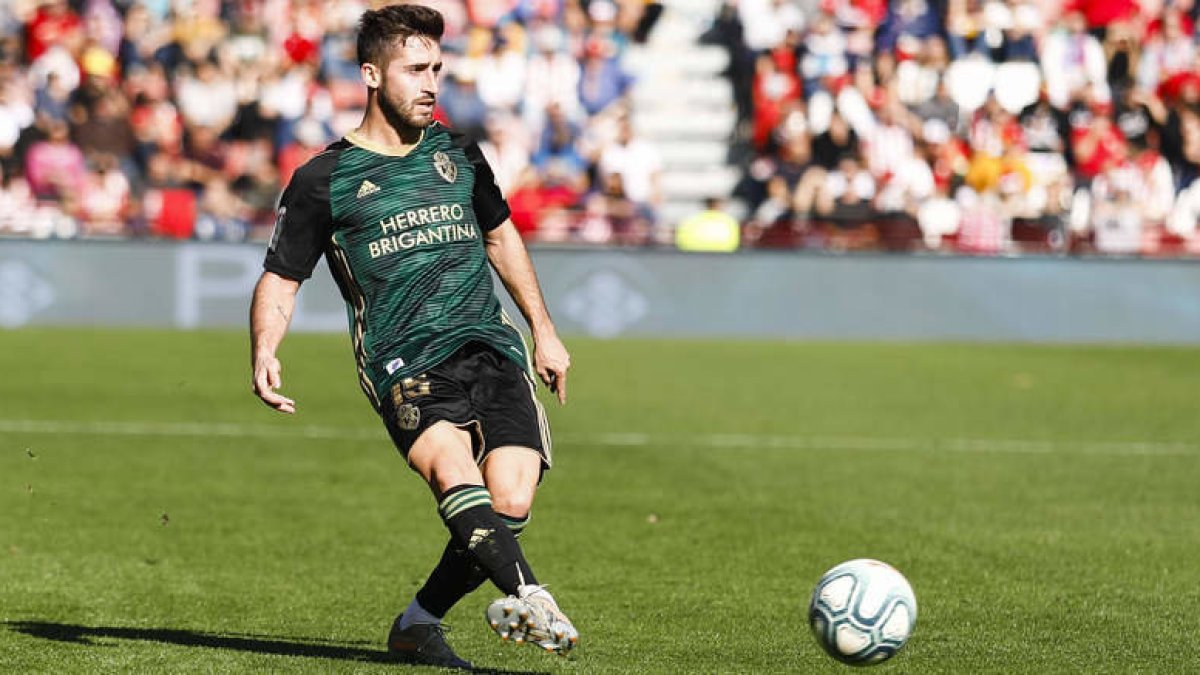 Nacho Gil se estrenó como goleador en la Deportiva marcando el primero de los tres goles del equipo berciano en Almería.