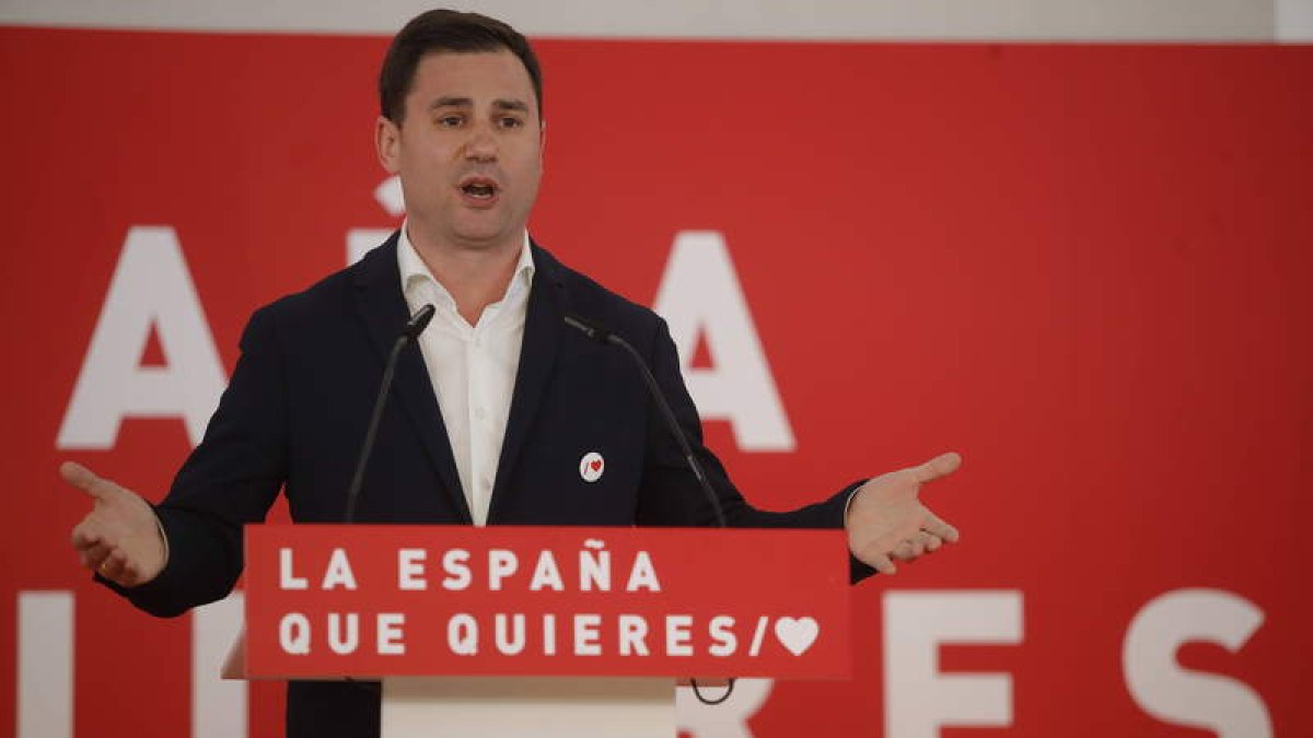 El nuevo diputado del PSOE, Javier Cendón, en un mitin. RAMIRO