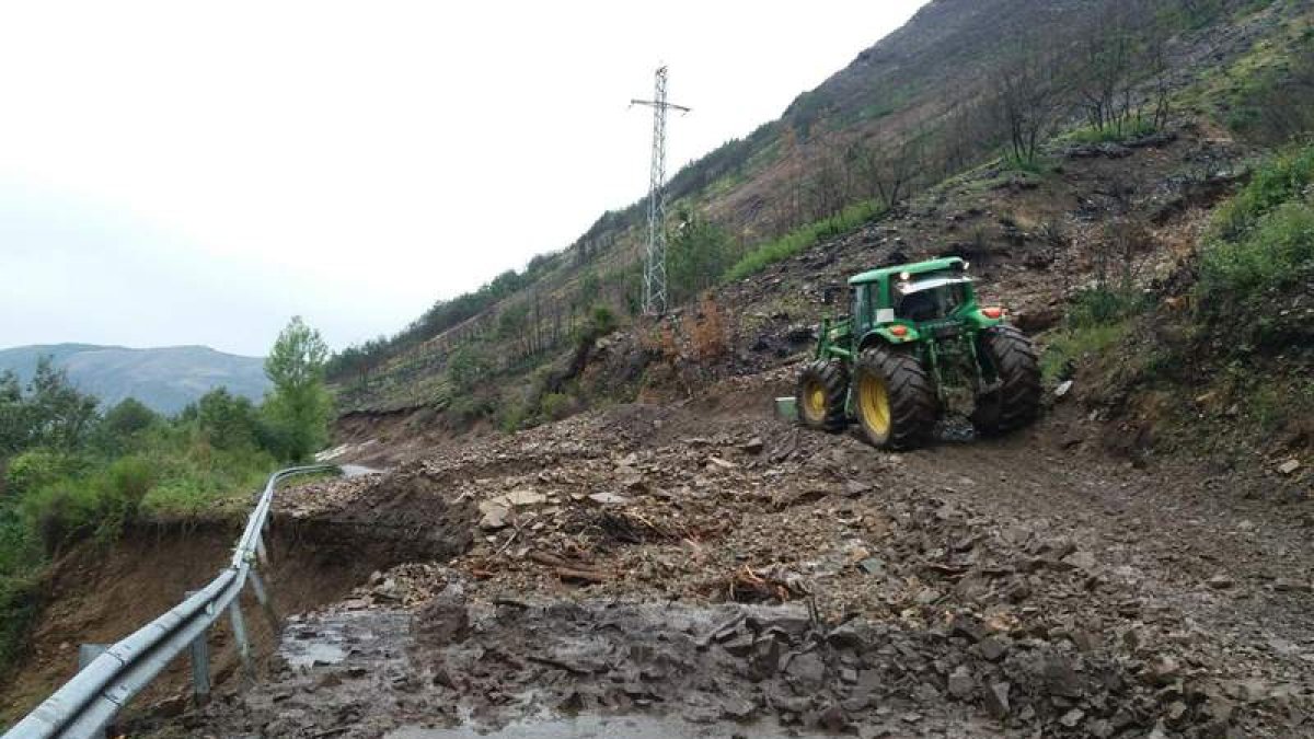 Imagen facilitada por el Ayuntamiento de Palacios con la máquina municipal trabajando para abrir un paso provisional. AYTO .PALACIOS
