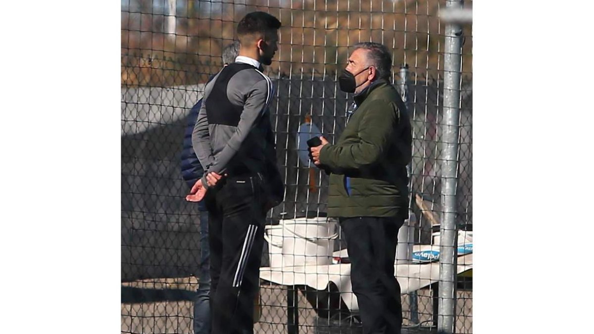 Copete, que realizó un buen partido ante el Málaga CF, dialoga con José Fernández ‘Silvano’. L. DE LA MATA