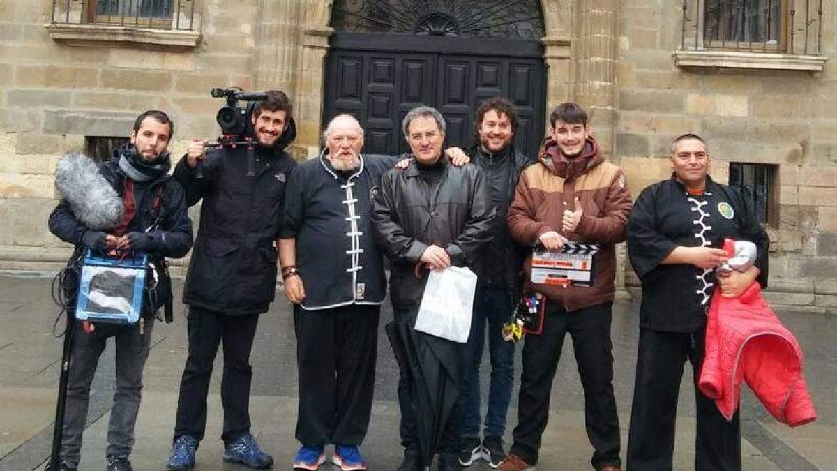 Luis y Bili Jiménez junto al alcalde de Astorga, Arsenio García. DL