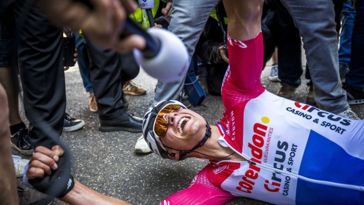 Mathieu van der Poel, en el suelo, tras el esfuerzo por la victoria.