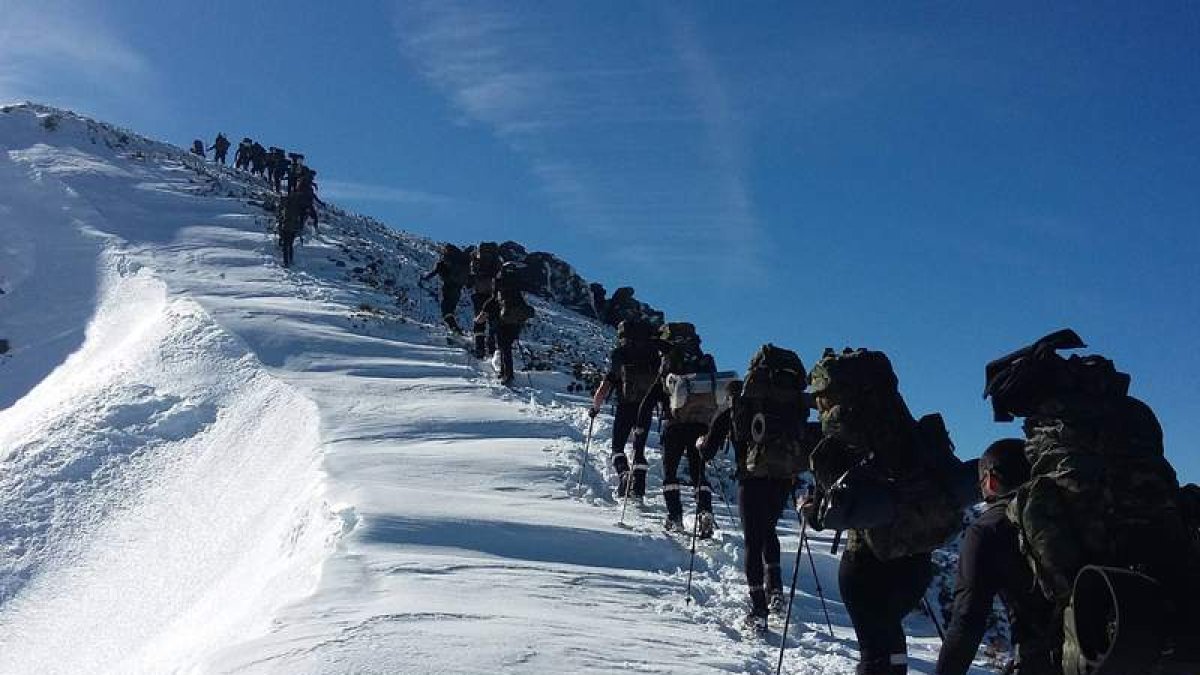 Ejercicios de marcha en la nieve. UME
