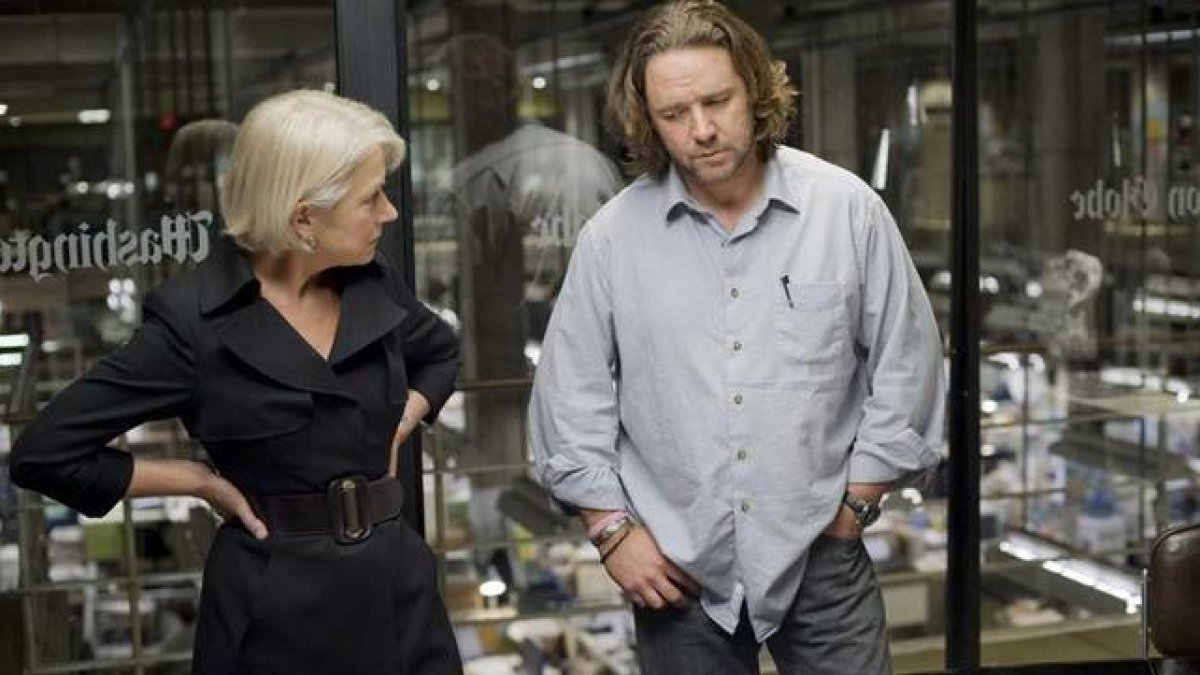 Helen Mirren y Russell Crowe, en una escena de la película 'La sombra del poder'.