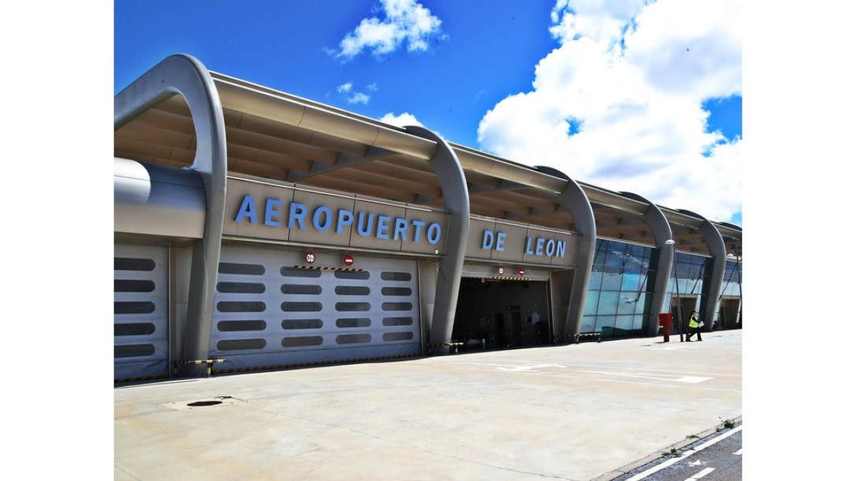 La posibilidad de ampliar el aeropuerto a las mercancías vuelve al debate político. RAMIRO