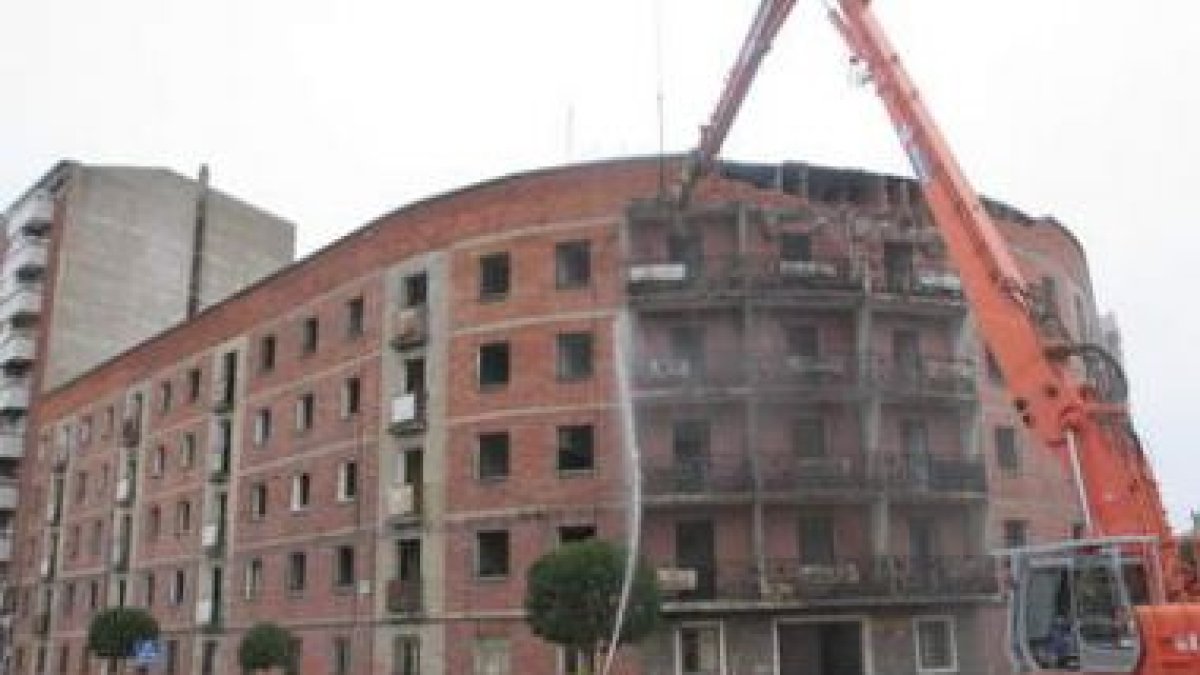 Vender el solar del antiguo cuartel aliviaría las cuentas.