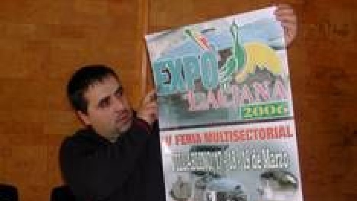 El concejal de Fiestas, Ángel Fidalgo, posa con el cartel de la feria