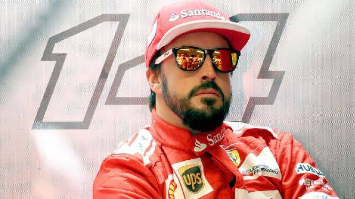 Fernando Alonso, en el box de Ferrari, durante un descanso del GP de EEUU.