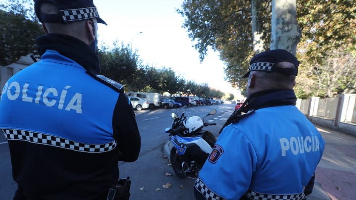 Policías locales de León, en una imagen de archivo. DL