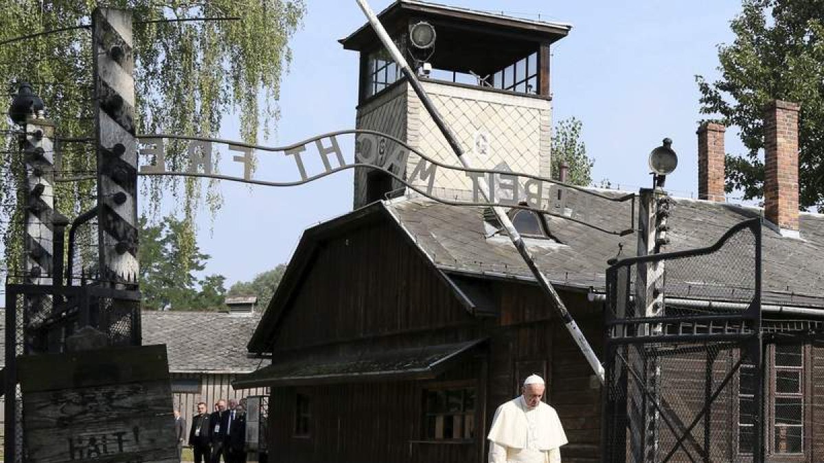 El papa entra solo y con semblante serio al campo de refugiados Auschwitz. OBSERVATORE ROMANO