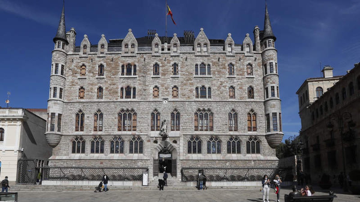 El edificio Museo Casa Botines, del arquitecto Gaudí, se sitúa junto a la Diputación de León. FERNANDO OTERO
