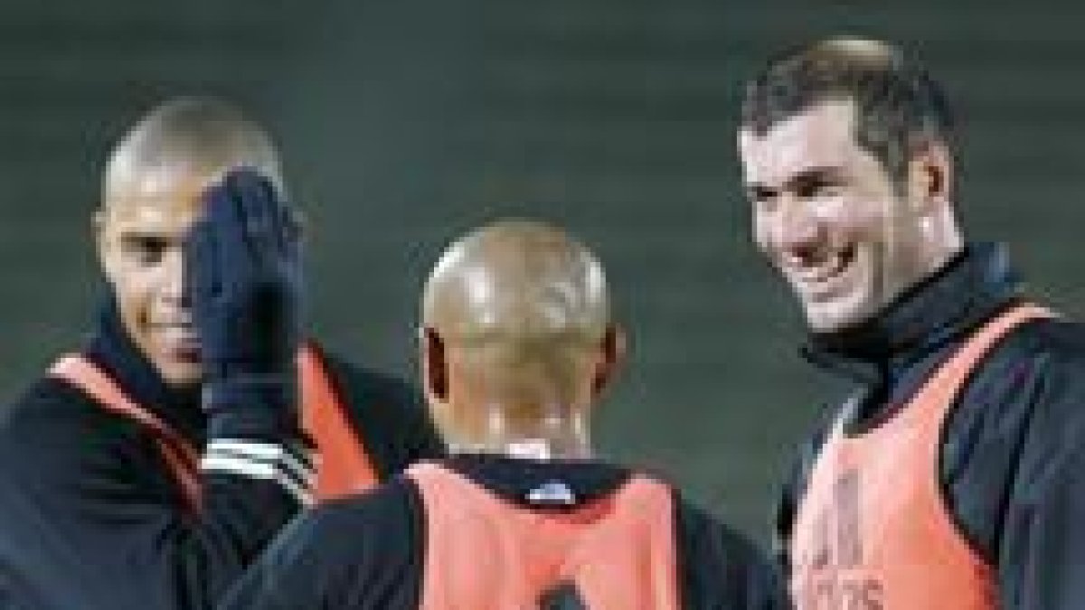 Ronaldo bromea con Roberto Carlos y provoca la risa de Zidane en el penúltimo entrenamiento