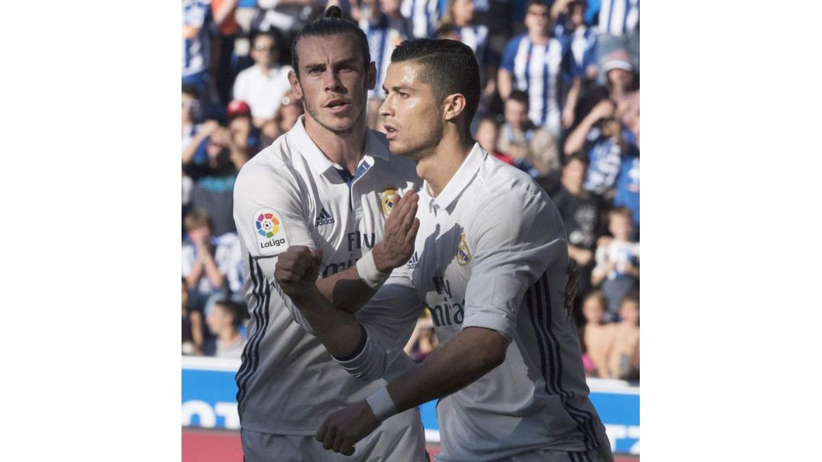 Cristiano Ronaldo, derecha, celebra con Gareth Bale uno de los goles marcados al Alavés. ADRIÁN RUIZ